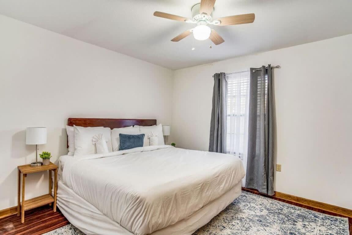 Brilliant In Bellview-back Unit-- Mins To Nas Pensacola, Beach, Shopping Holiday home Pensacola