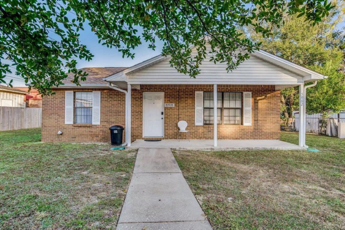 Brilliant In Bellview-back Unit-- Mins To Nas Pensacola, Beach, Shopping